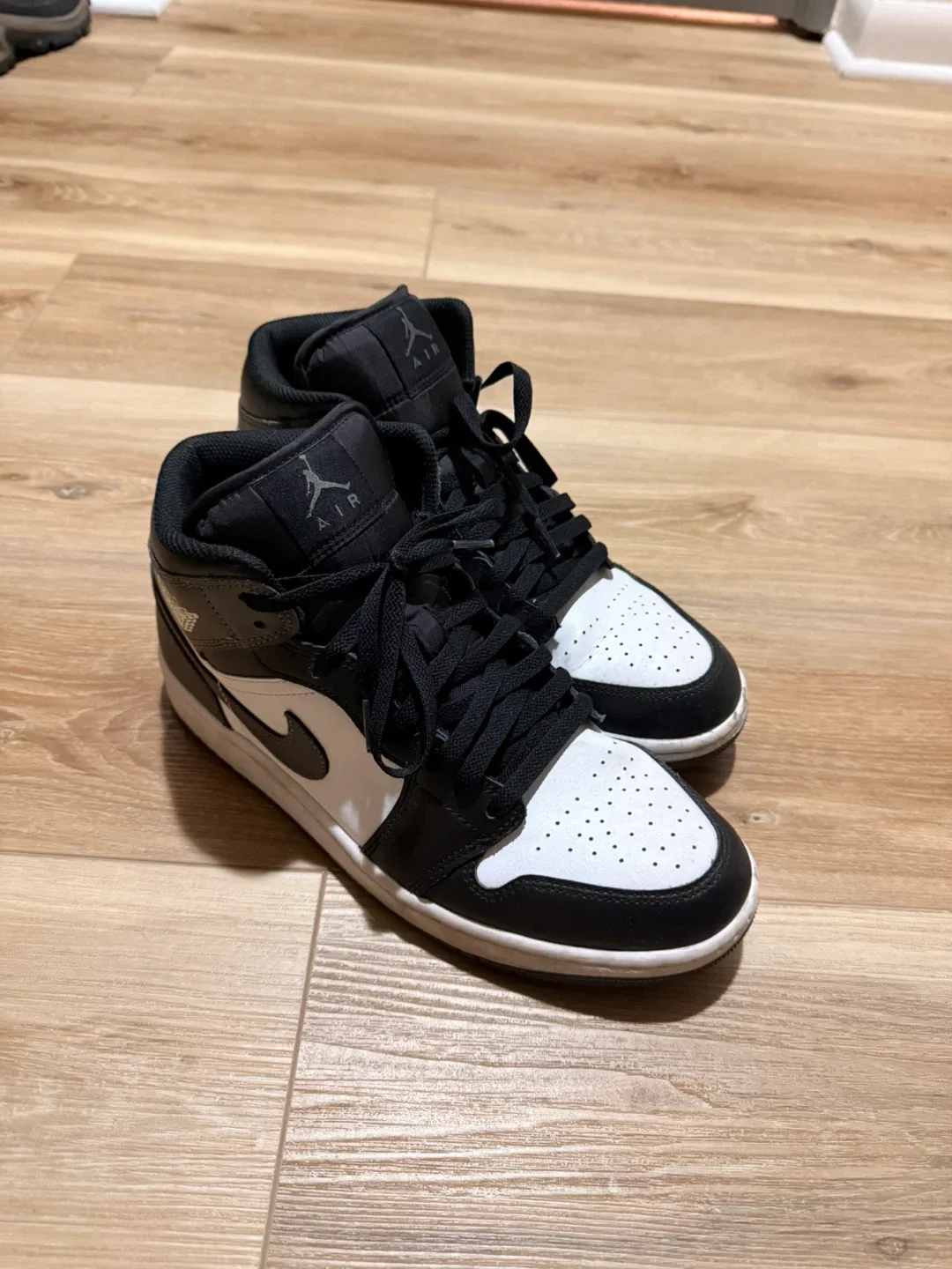 Jordan 1 Mid White Iron Grey (US 9.5) image indicator(2)