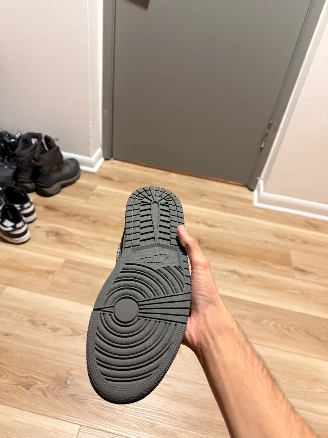 Jordan 1 Mid White Iron Grey (US 9.5) image indicator(4)