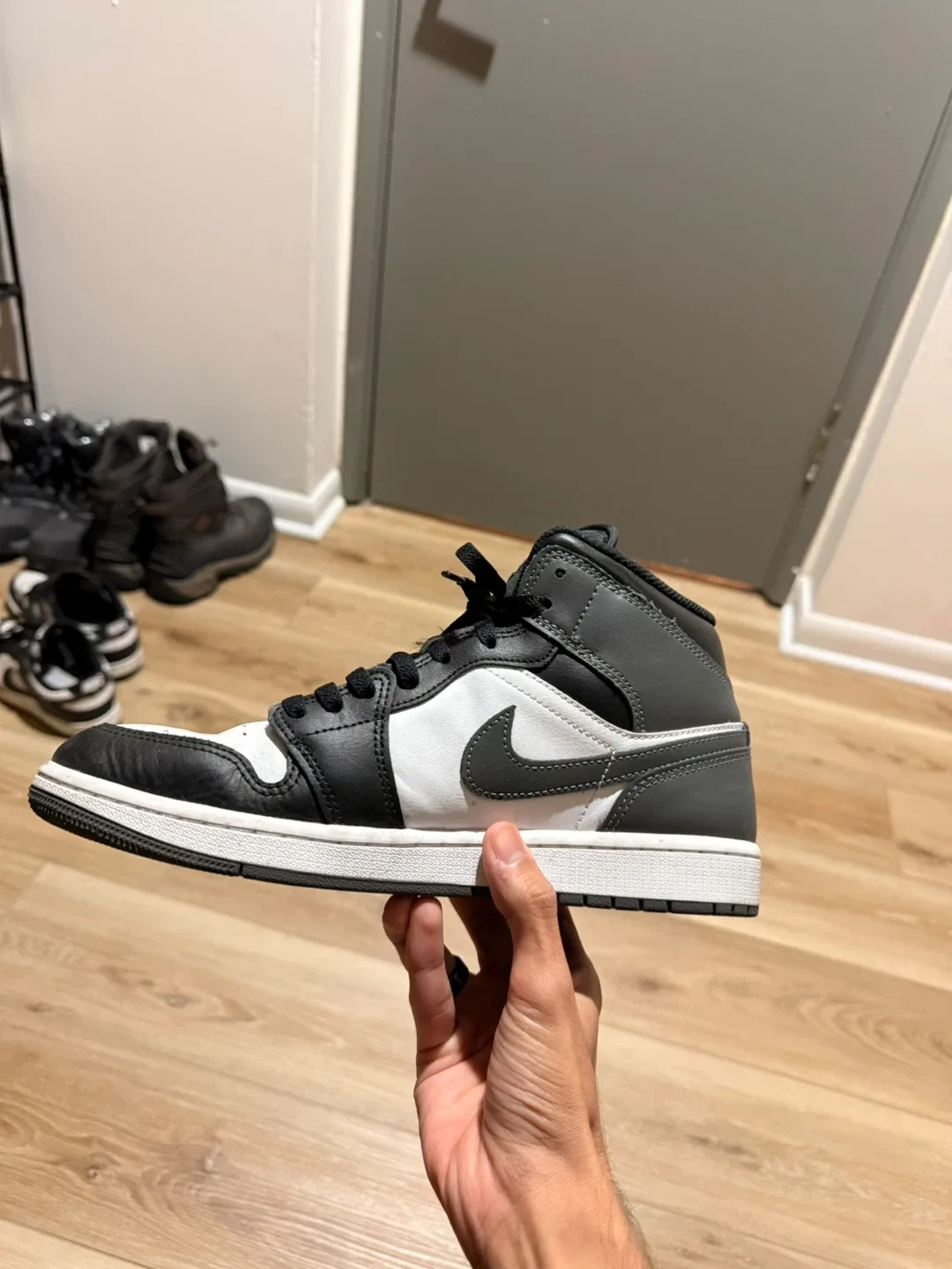 Jordan 1 Mid White Iron Grey (US 9.5) image indicator(3)