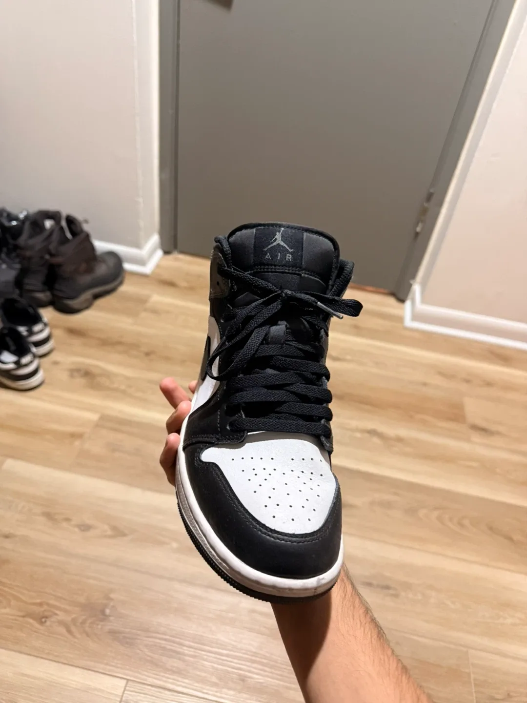 Jordan 1 Mid White Iron Grey (US 9.5) image indicator(7)