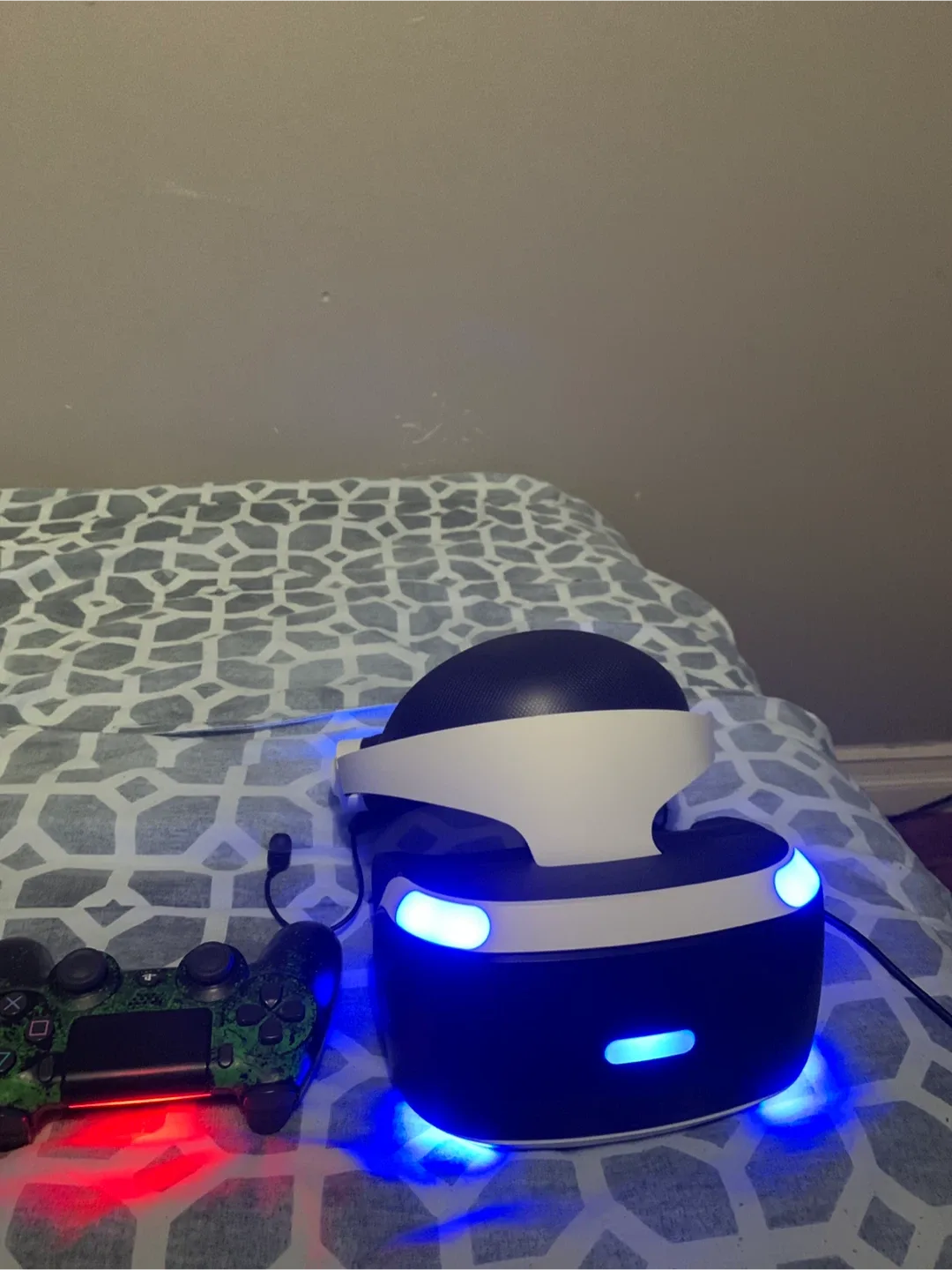 PlayStation VR Headset with Box & Accessories image indicator(2)