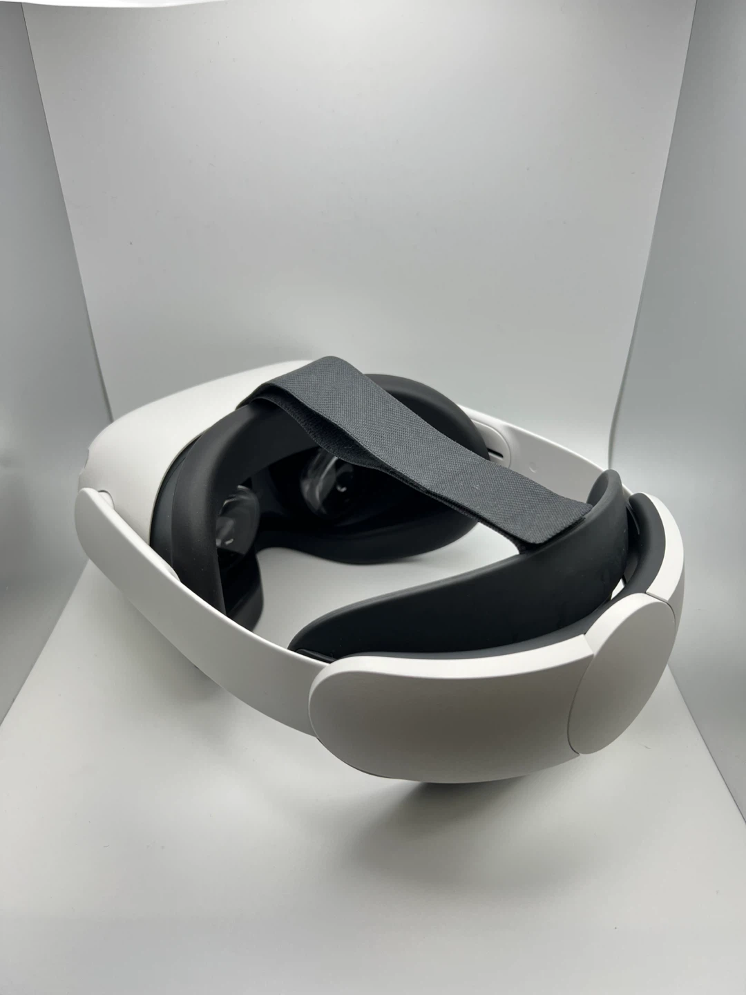 Oculus (Meta) Quest 2 VR Headset - photo 2