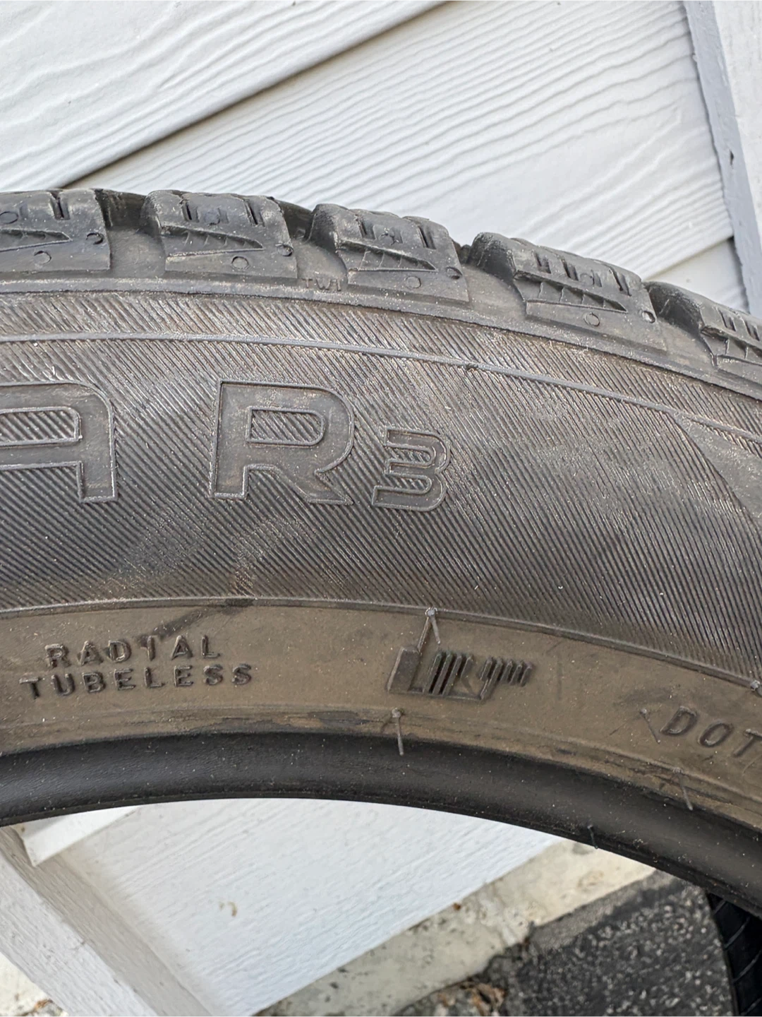 Nokian Hakkapeliitta R3 Winter Tires 215/55R17 - photo 5