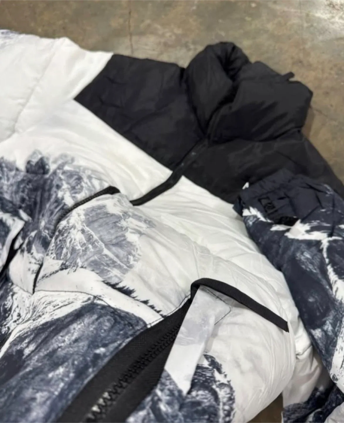 The North Face Puffer Jacket - White/Black image indicator(2)