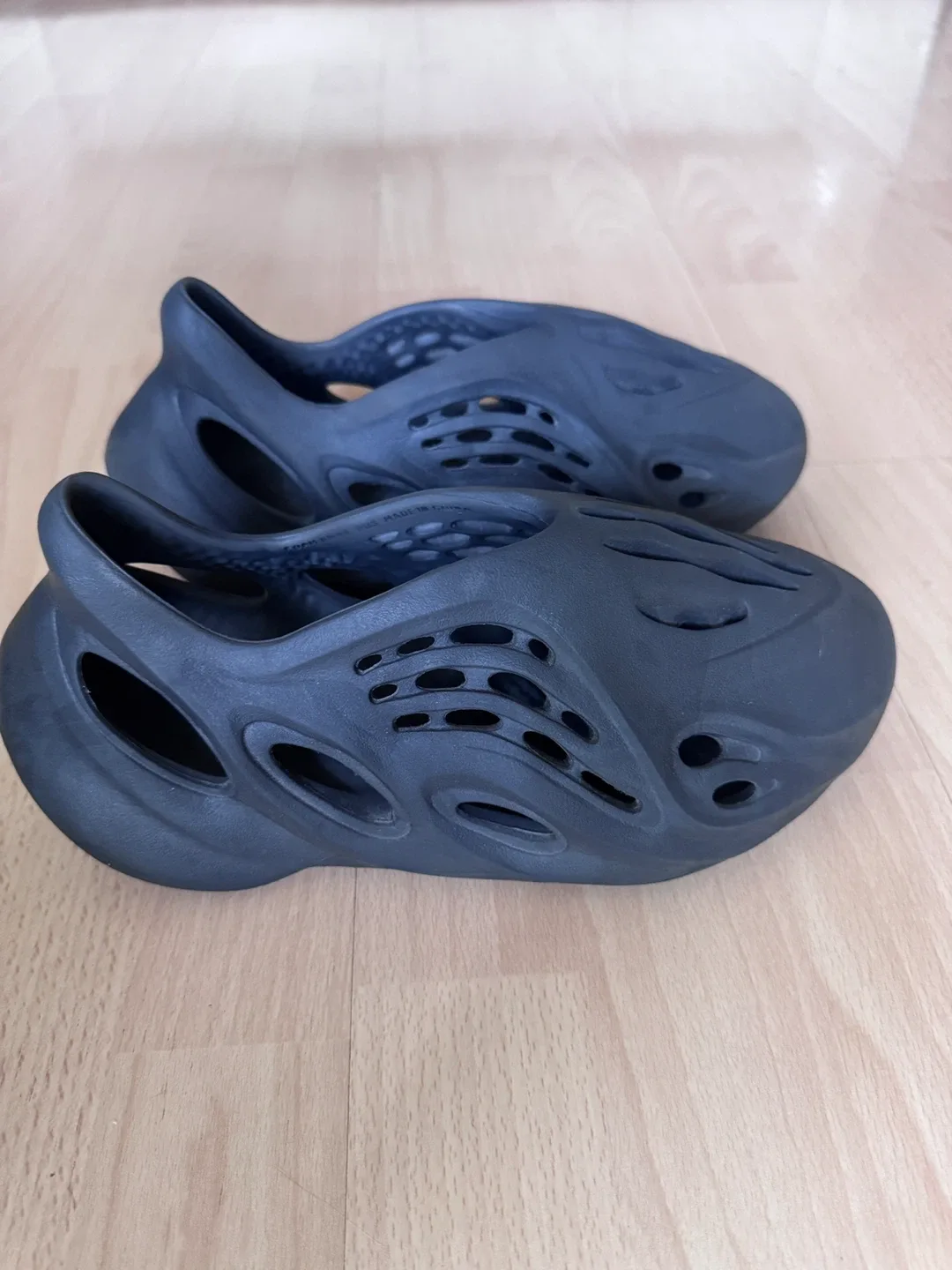 Adidas Yeezy Foam RNR Size 8 Black image indicator(2)