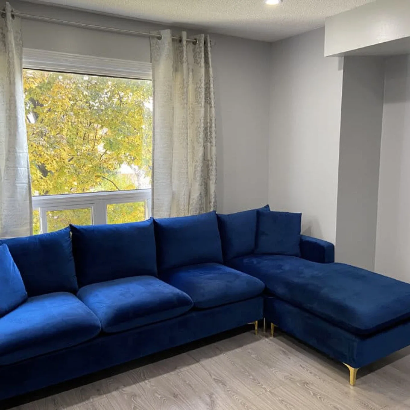 Modern Sectional Sofa - image indicator(9)