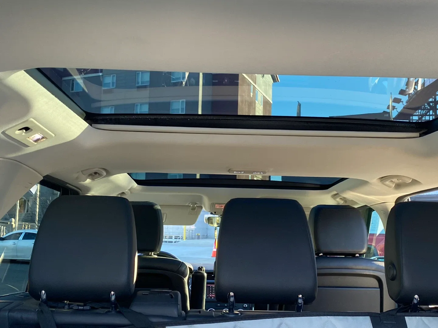 Land Rover Discovery SUV image indicator(5)