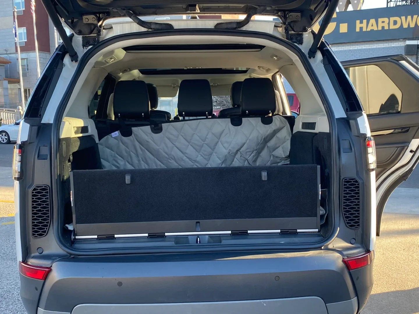 Land Rover Discovery SUV image indicator(4)