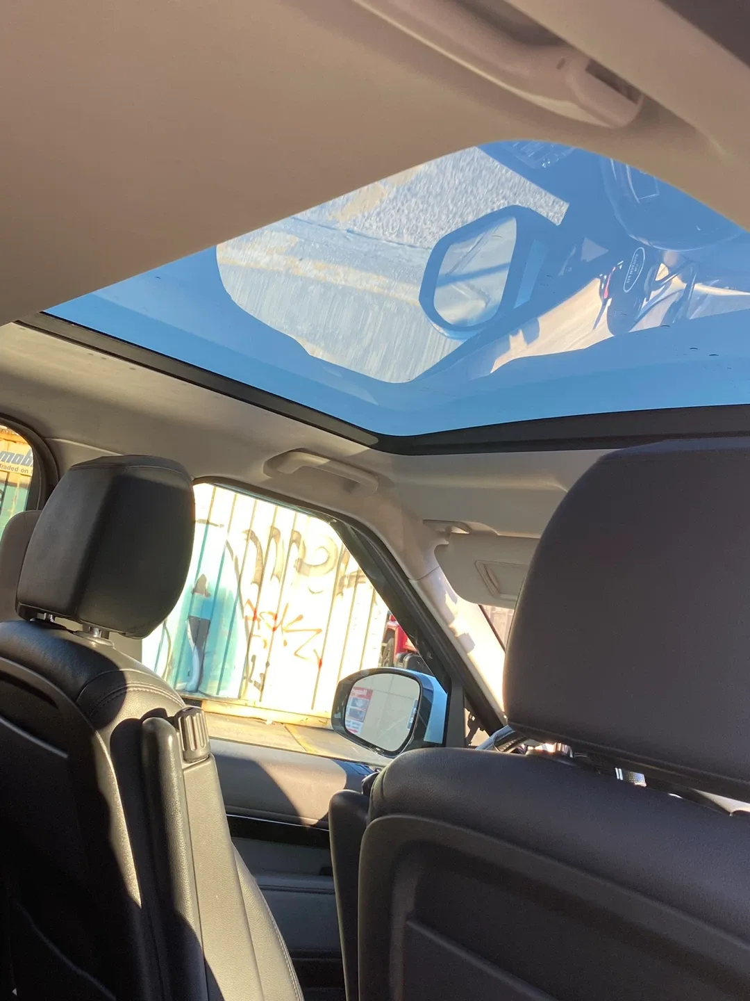 Land Rover Discovery SUV image indicator(6)