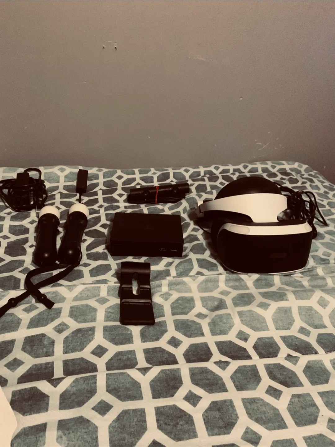 PlayStation VR Headset with Box & Accessories image indicator(4)