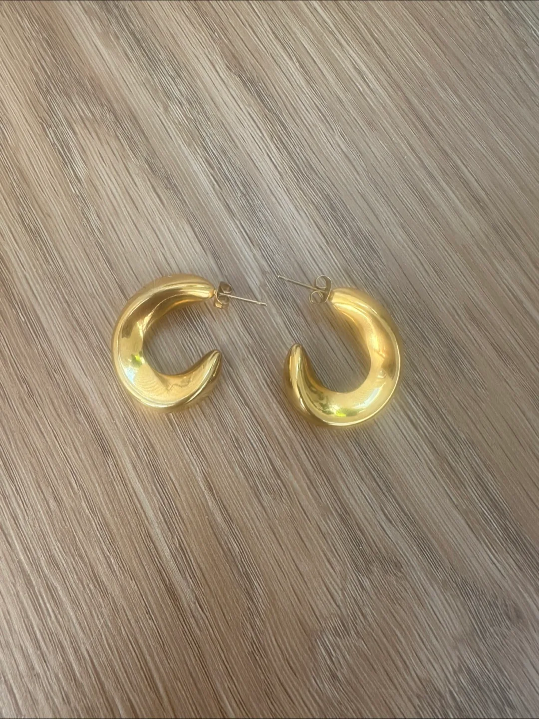 Non tarnish Gold Hoop Earrings image indicator(4)