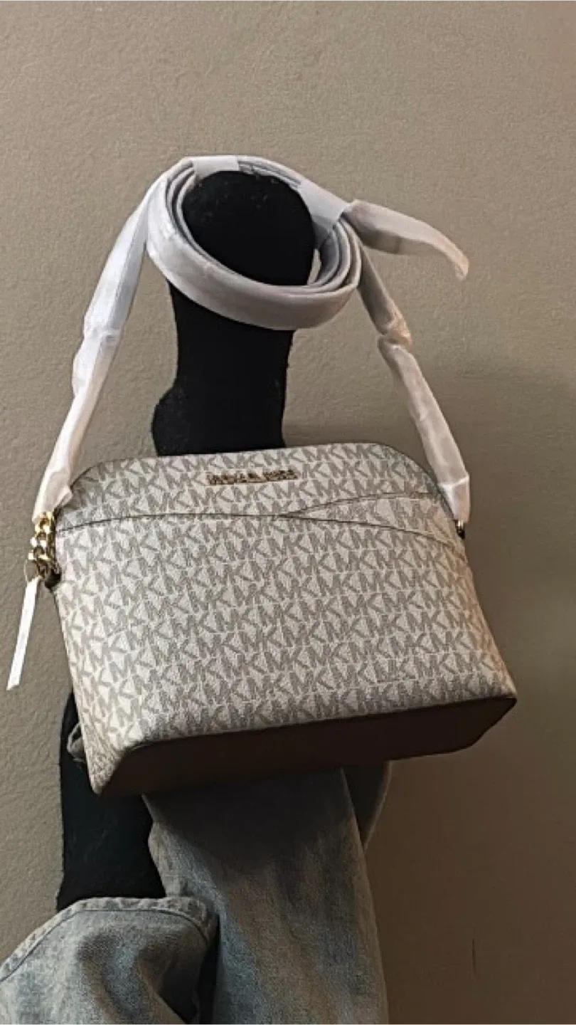 SOLD OUT ‼️ Michael Kors Reed Dome Crossbody Bag image indicator(2)