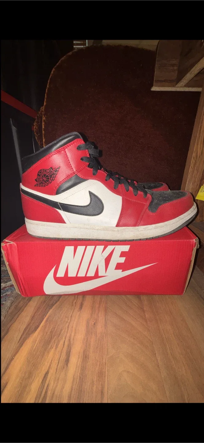 Nike Air Jordan 1 Mid Red/Black thumbnail