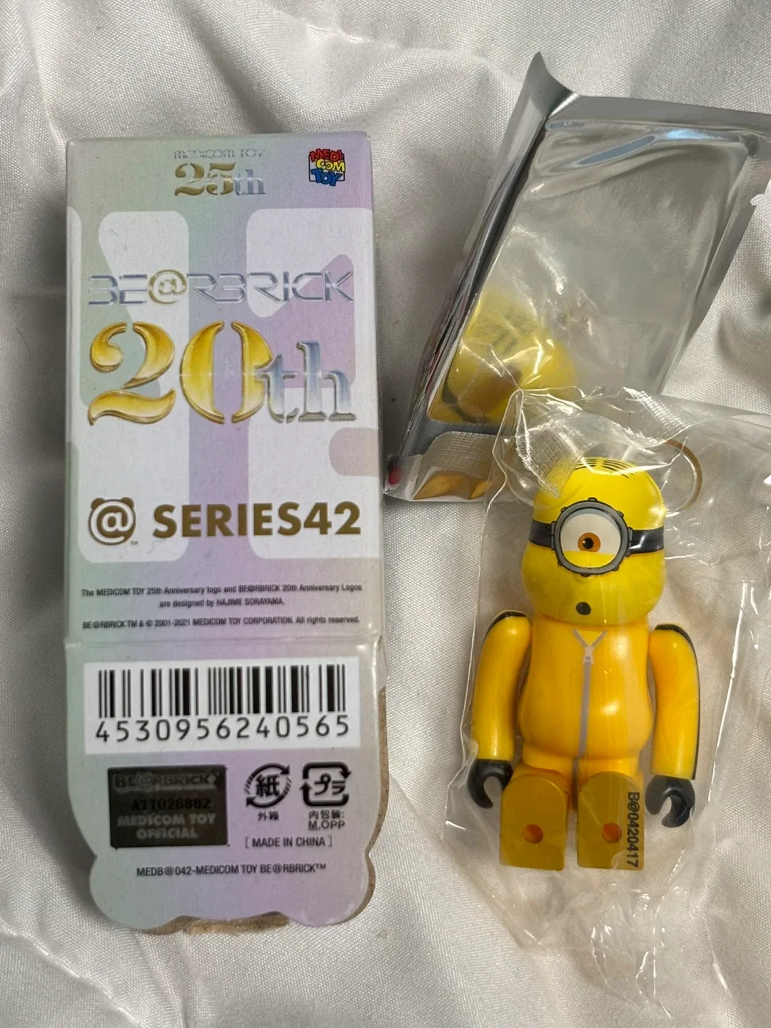 Minion Stuart Bearbrick series 42 thumbnail