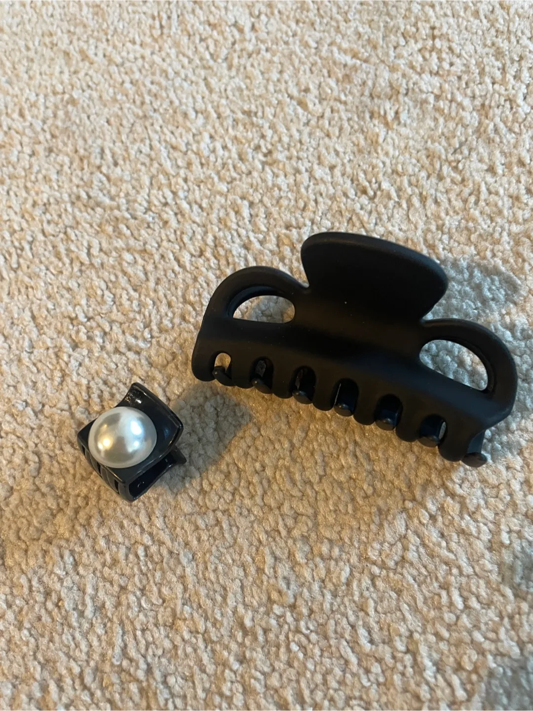 Hair Clips - Black Claw Clip & Pearl Detail thumbnail