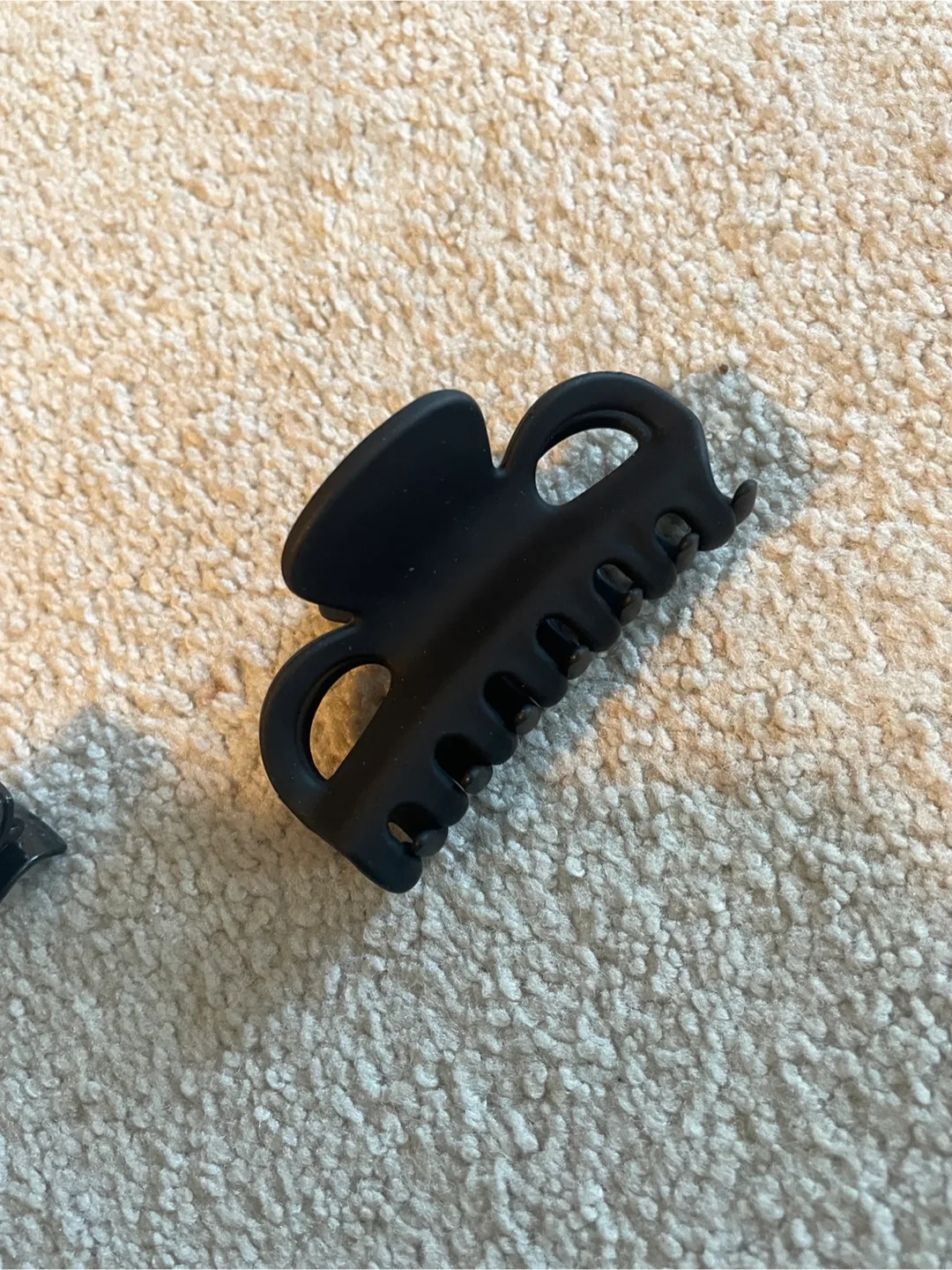 Hair Clips - Black Claw Clip & Pearl Detail image indicator(2)