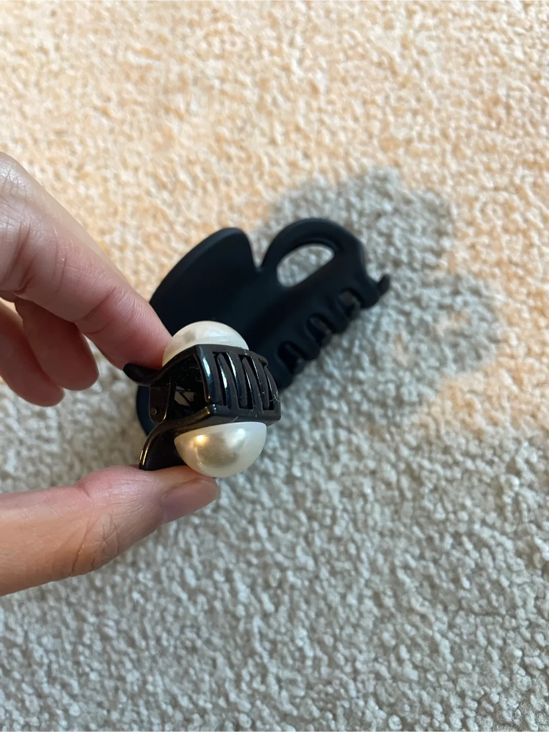 Hair Clips - Black Claw Clip & Pearl Detail image indicator(3)