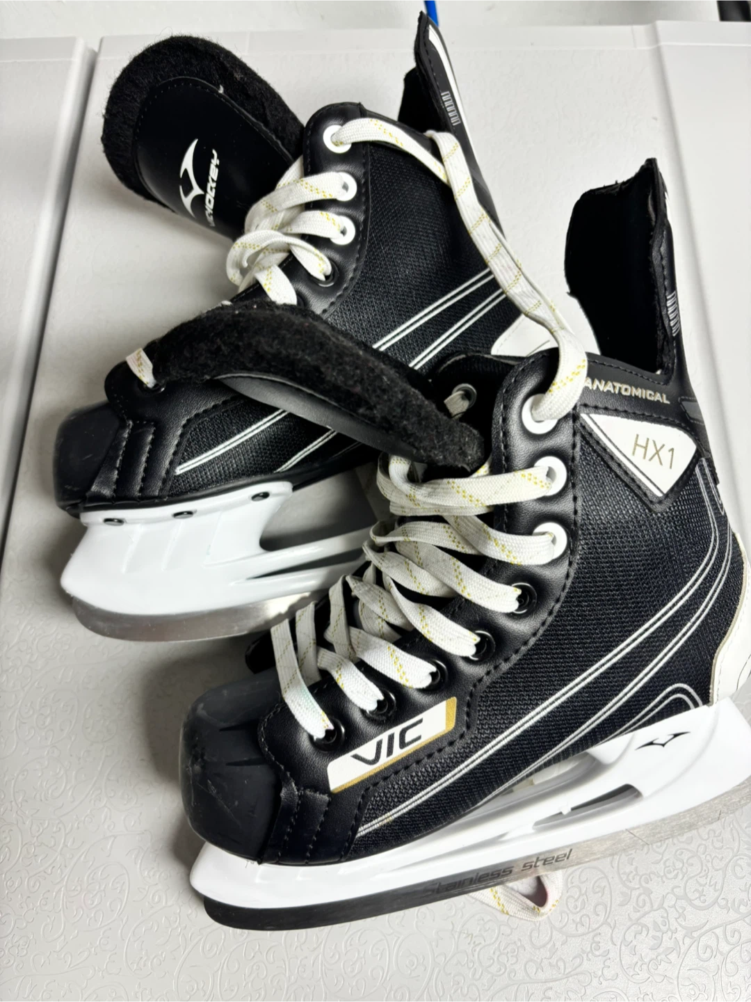 VIC kids Hockey HX1 Skates - US Size 2