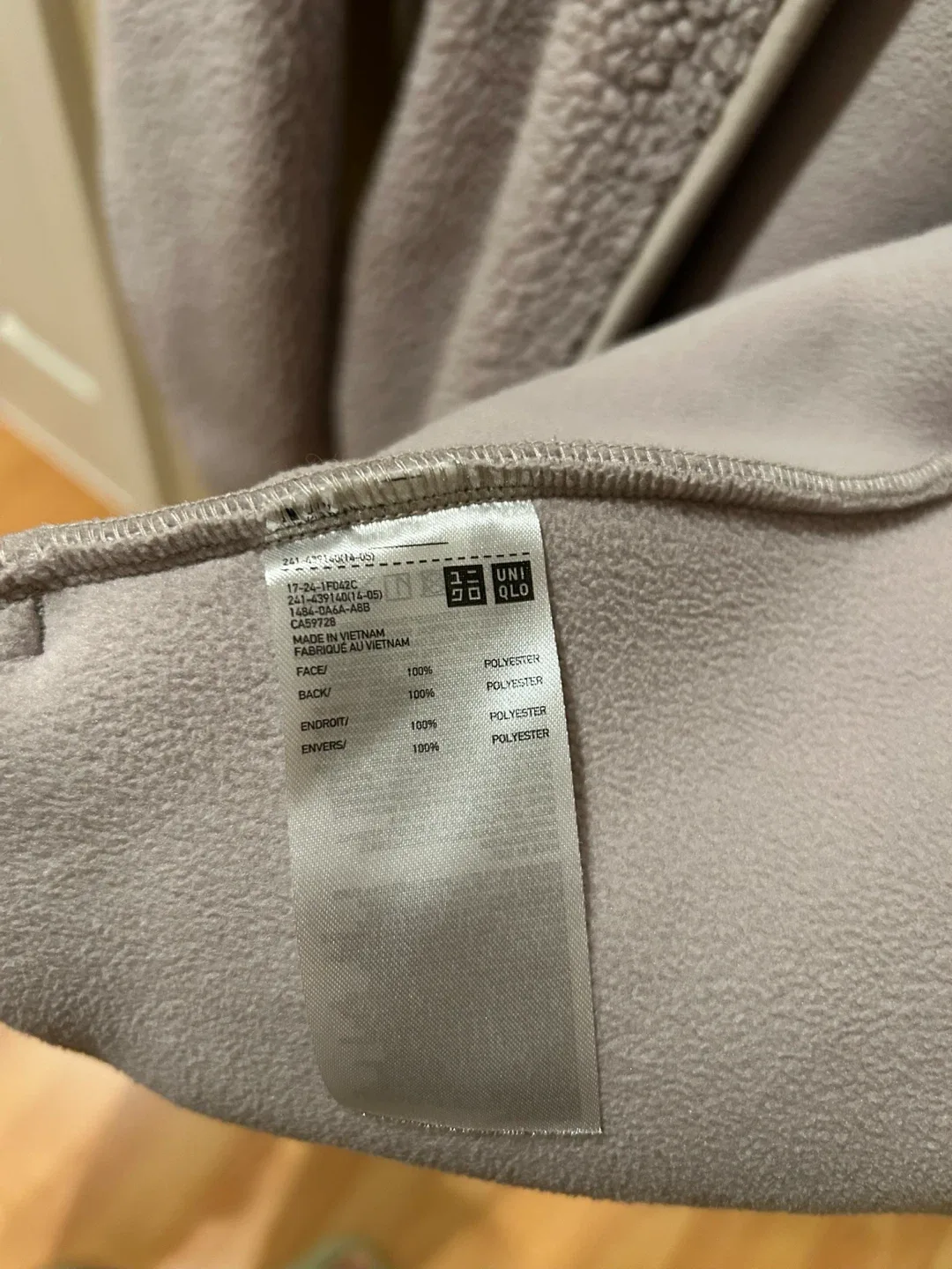 Uniqlo Soft Pile Lined Fleece V-Neck Cardigan -Small image indicator(2)