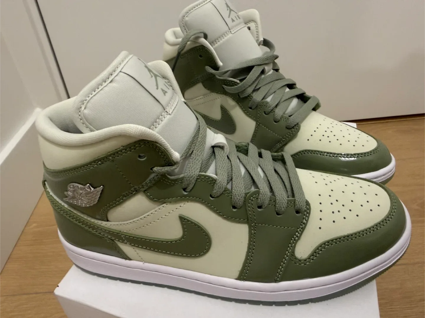 Air Jordan 1 Mid Olive Aura Size 8.5 image indicator(2)