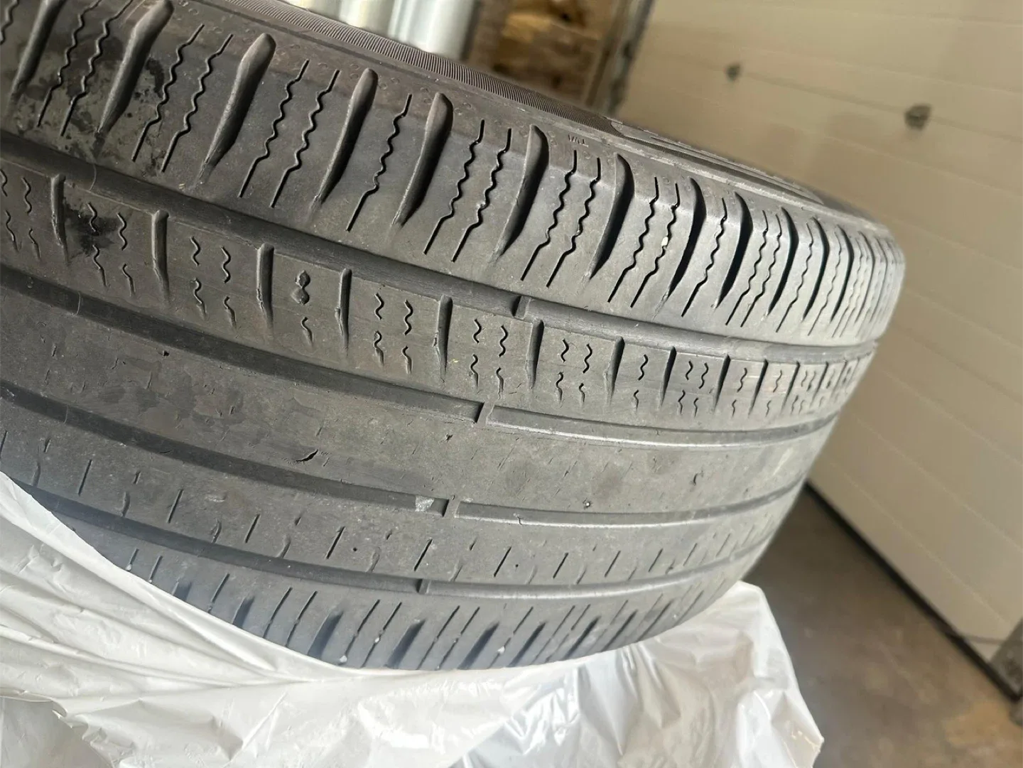 Pirelli P Zero All Season 265/45R21 Tires image indicator(4)