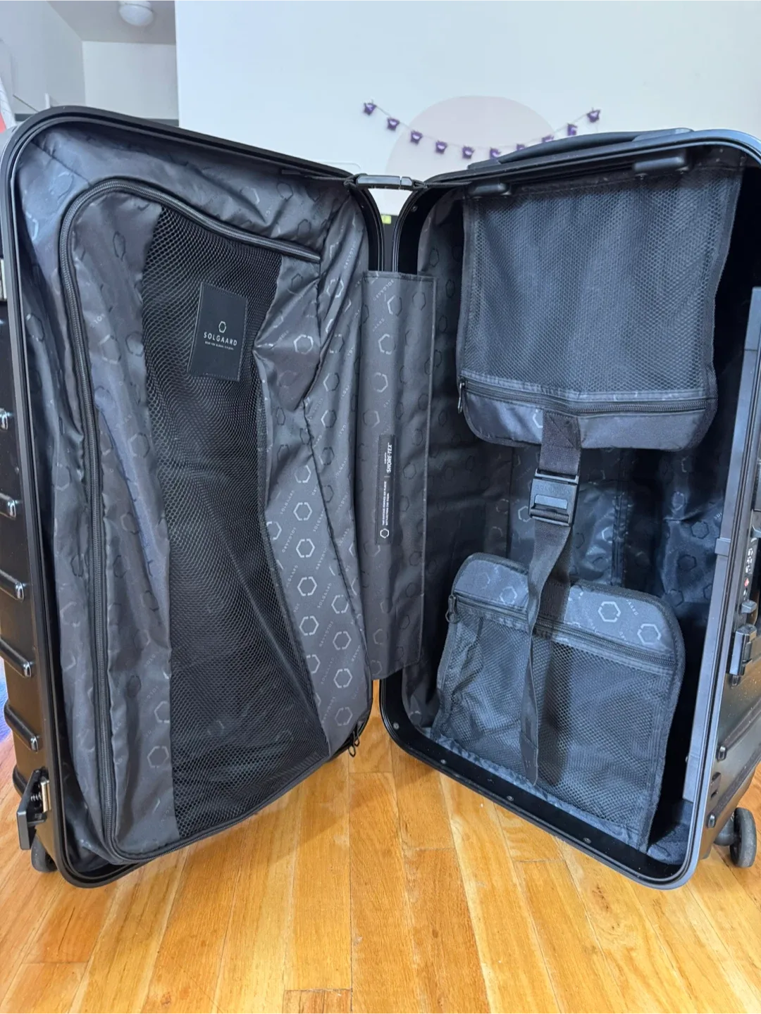 Solgaard Check-In Closet Suitcase image indicator(2)