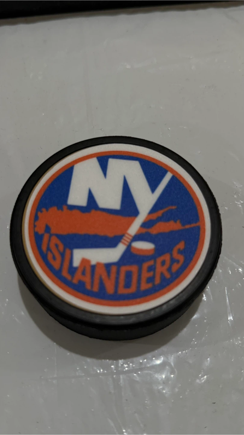 NY Islanders Hockey Puck - photo 3