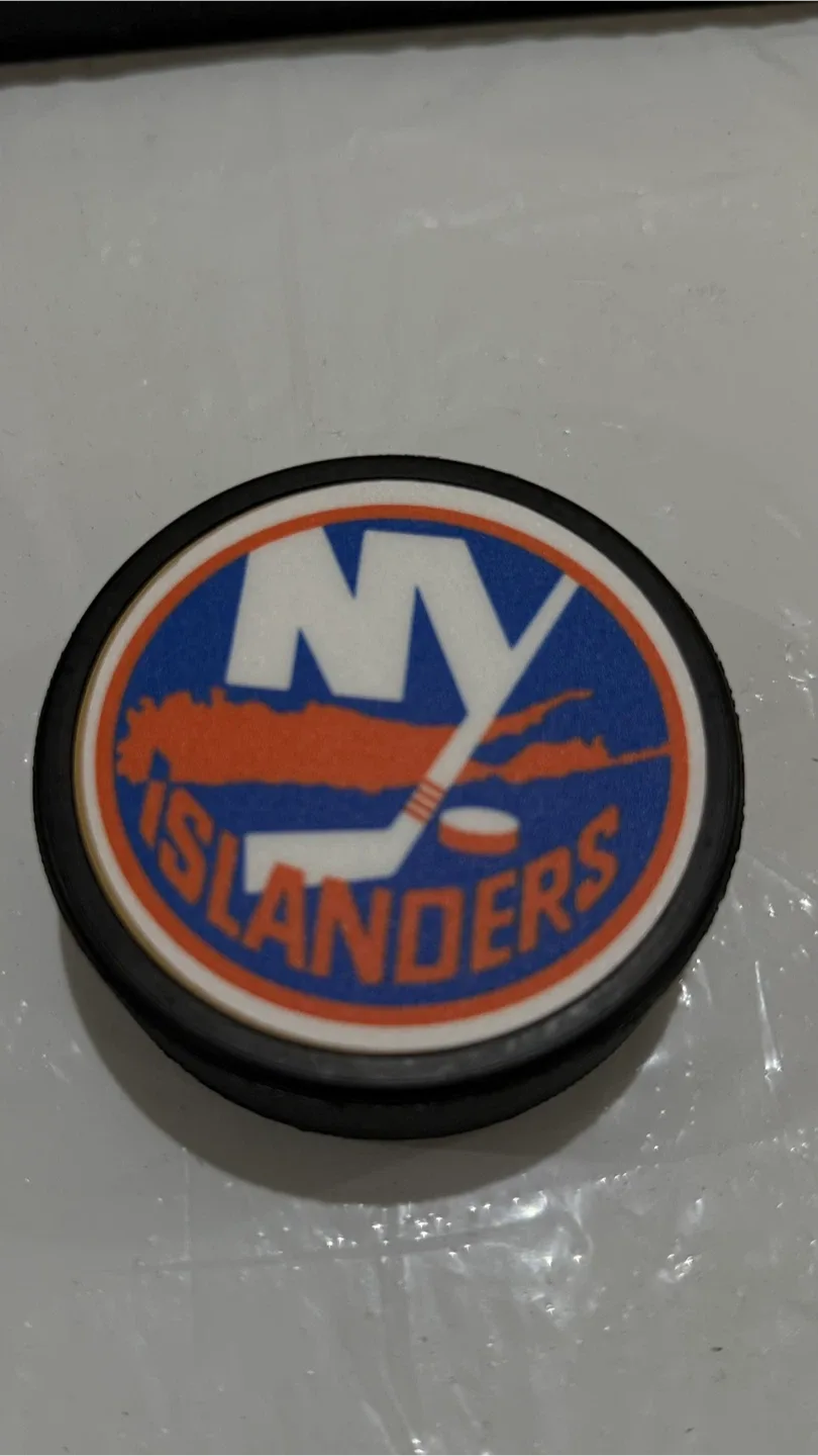 NY Islanders Hockey Puck image indicator(3)