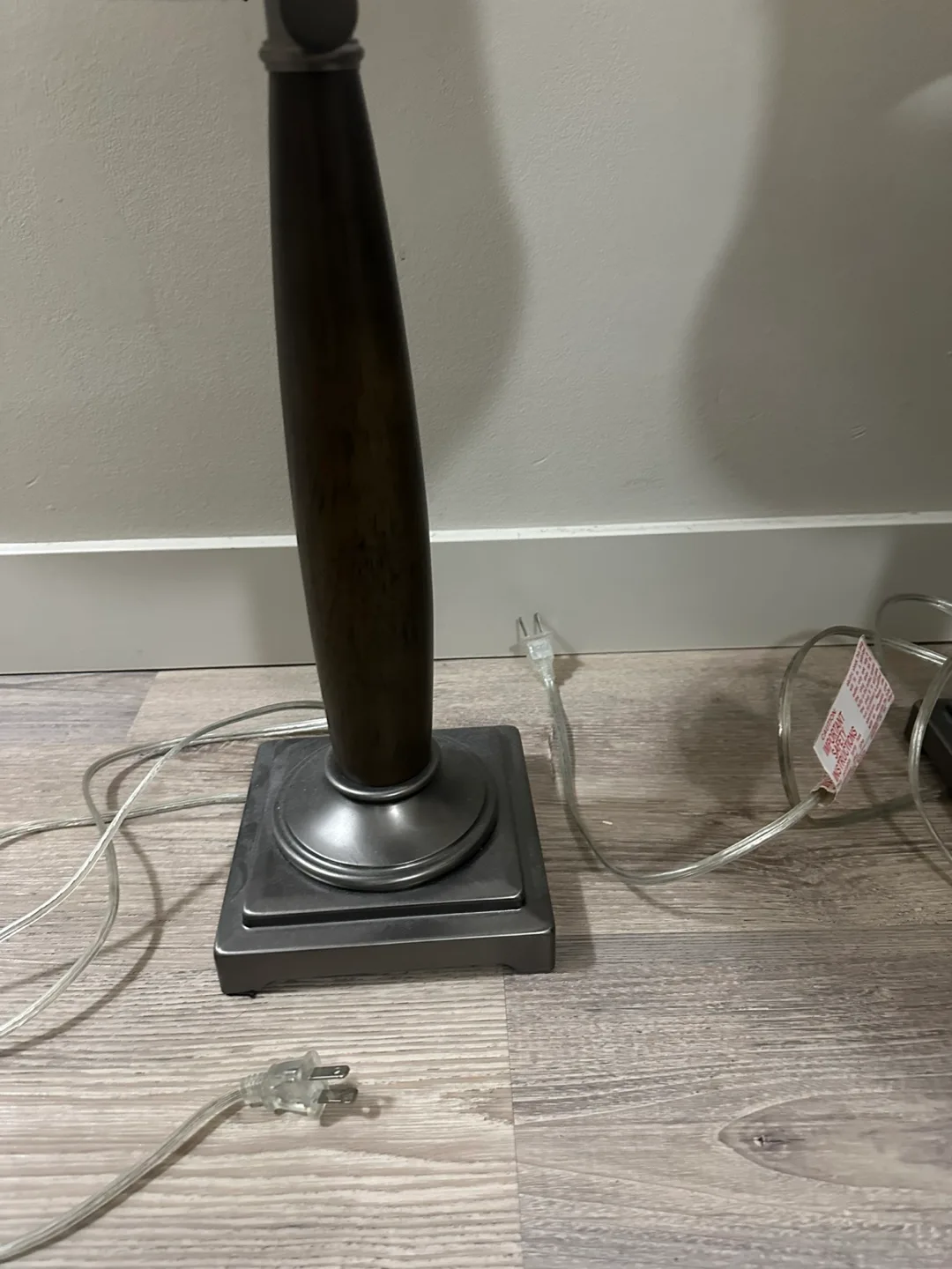 A pair of matching side table lamps in great condition. image indicator(4)