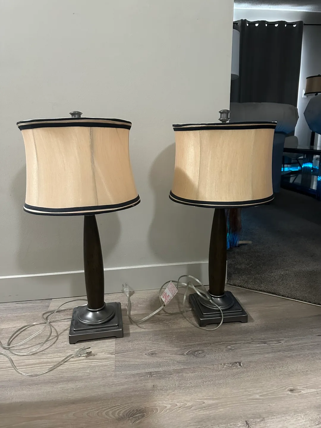 A pair of matching side table lamps in great condition. image indicator(3)