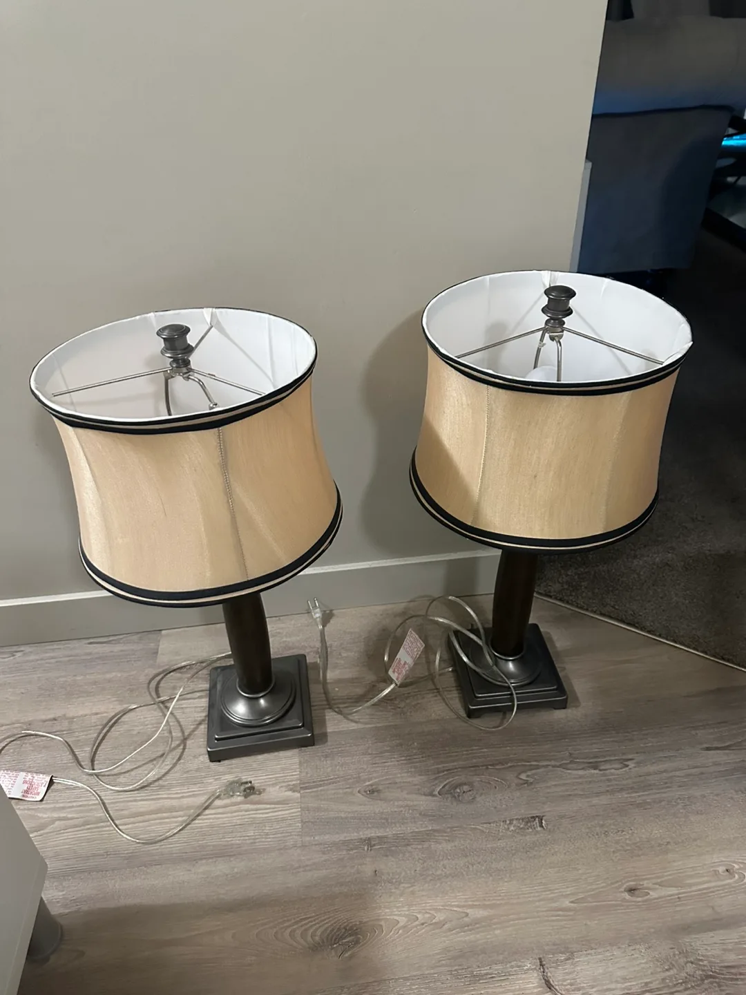 A pair of matching side table lamps in great condition. image indicator(5)