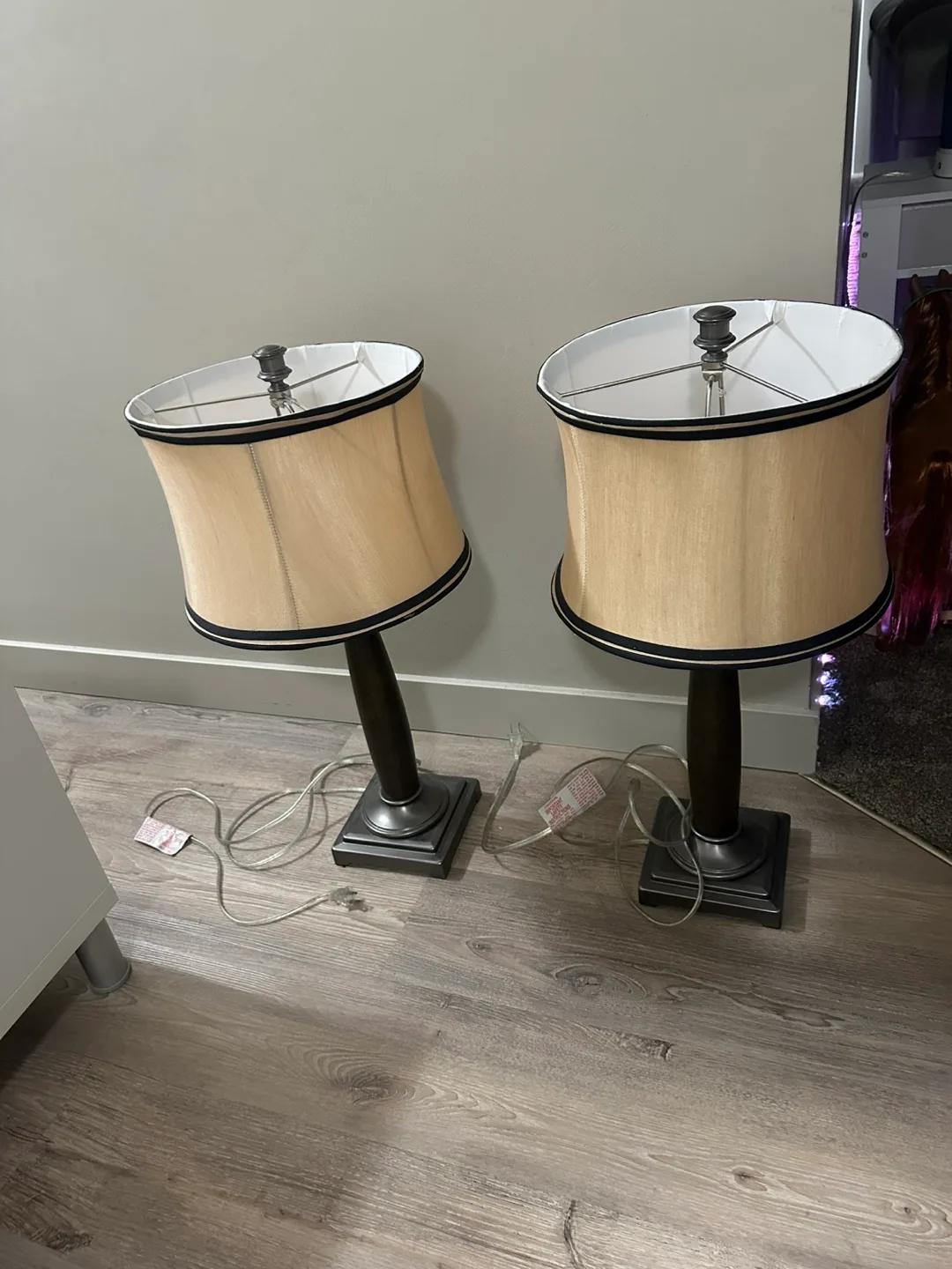 A pair of matching side table lamps in great condition. image indicator(2)