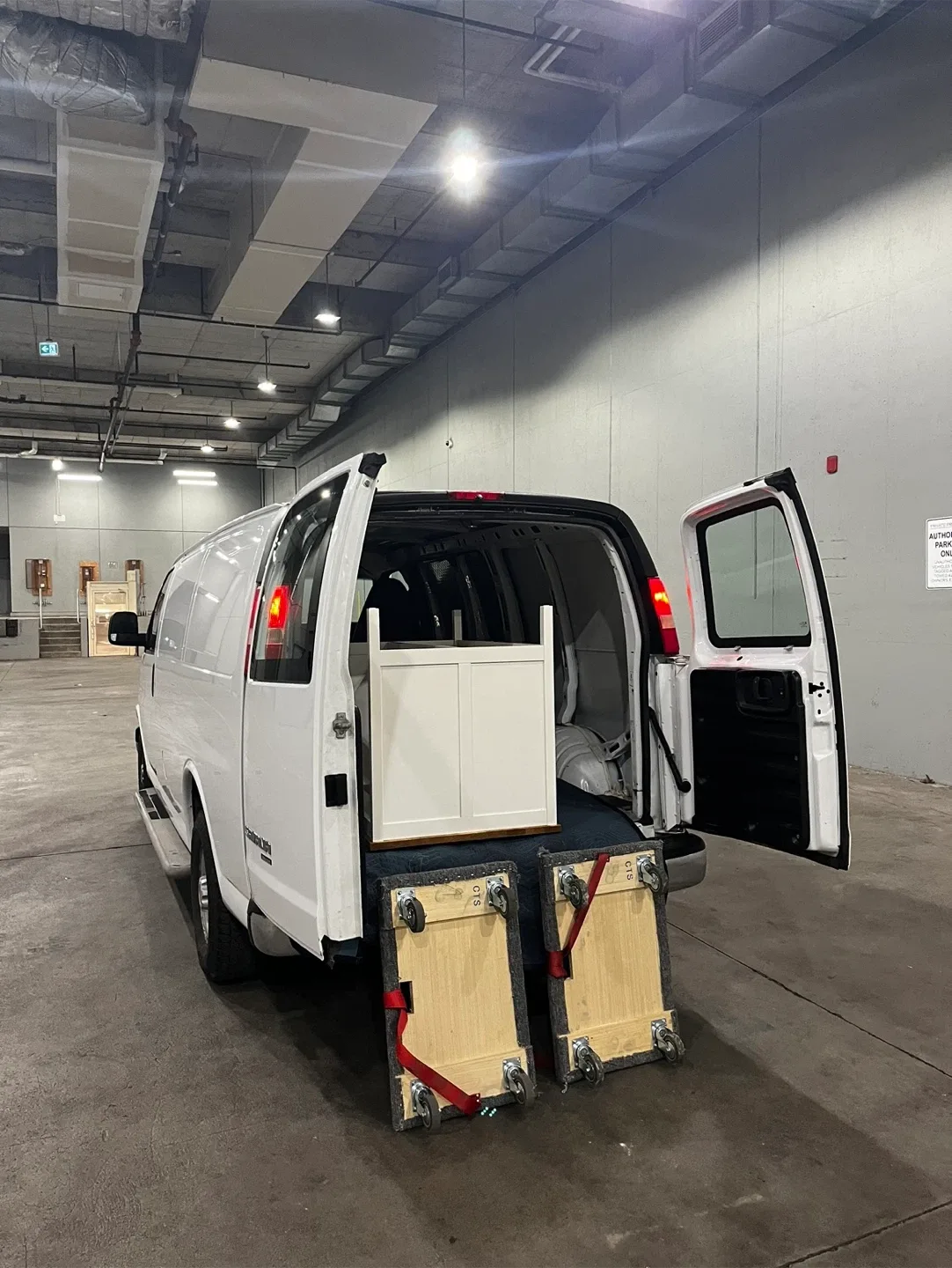 CARGO VAN .M.O.V.I.N.G.