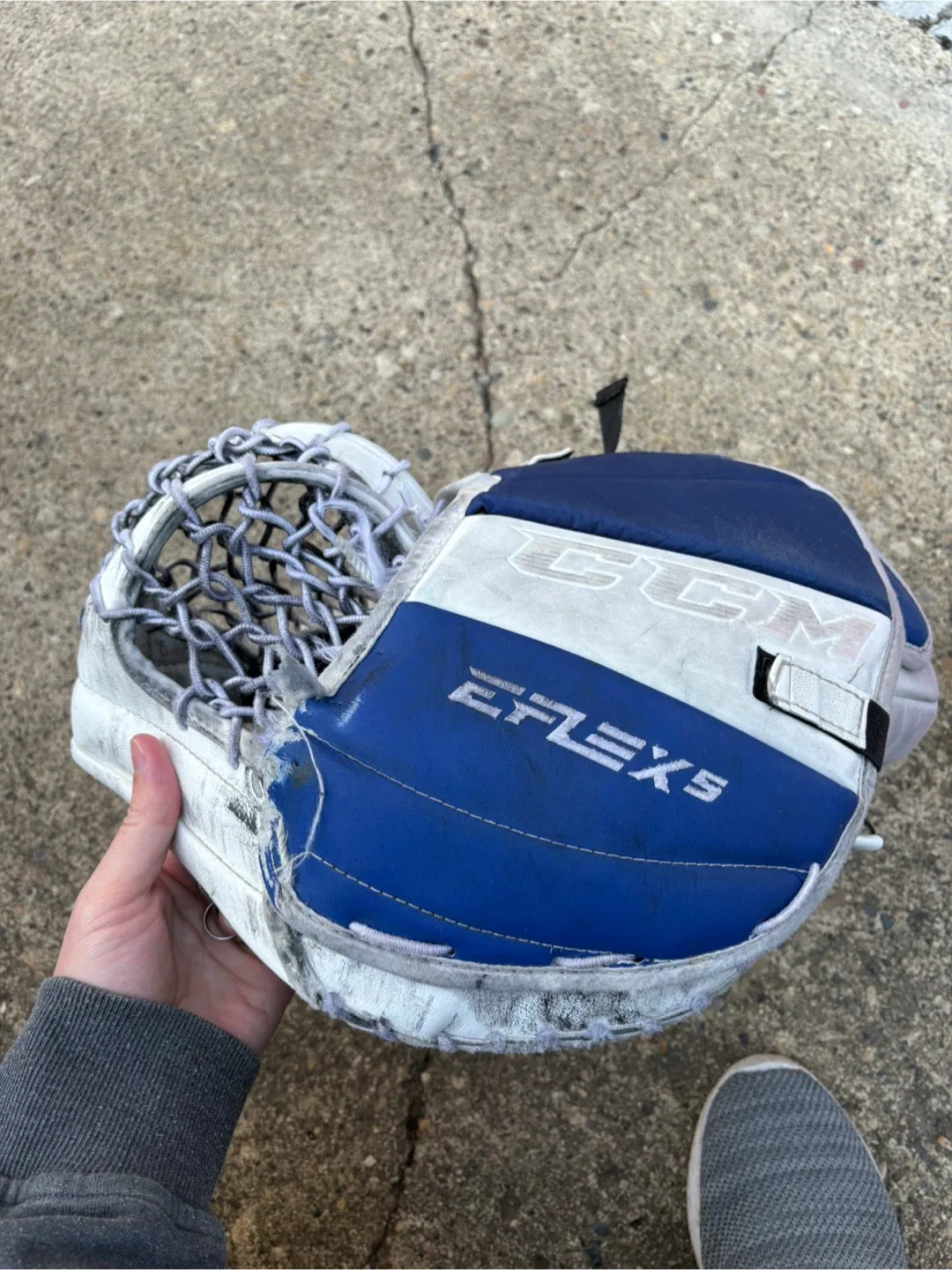 Senior CCM Hockey Goalie Glove image indicator(6)