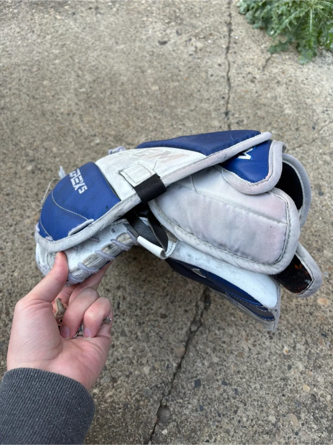 Senior CCM Hockey Goalie Glove image indicator(7)