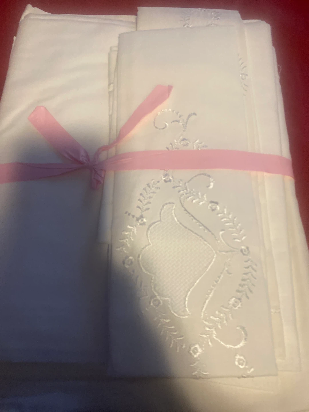 White Embroidered bed sheets - photo 2