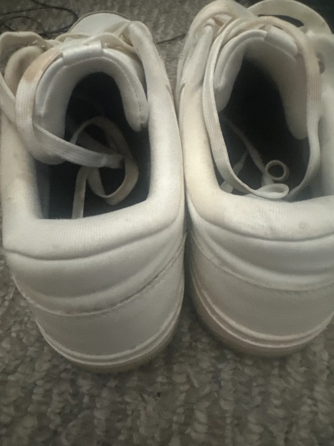 White Athletic Shoes image indicator(4)