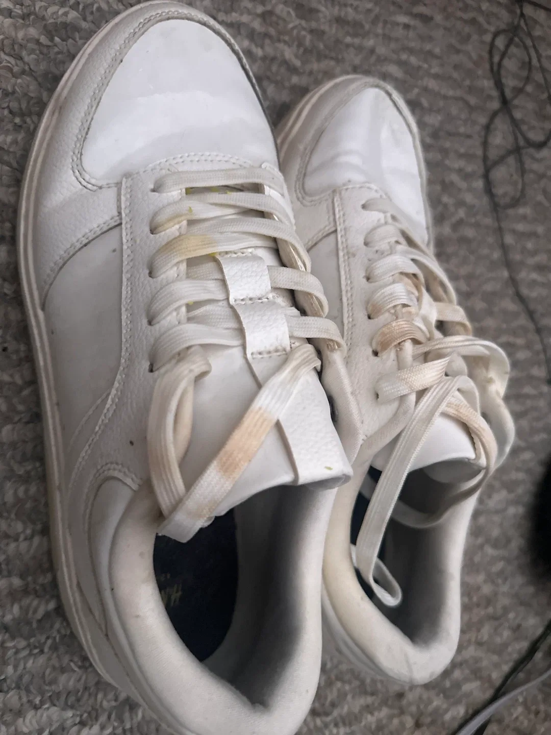 White Athletic Shoes image indicator(3)