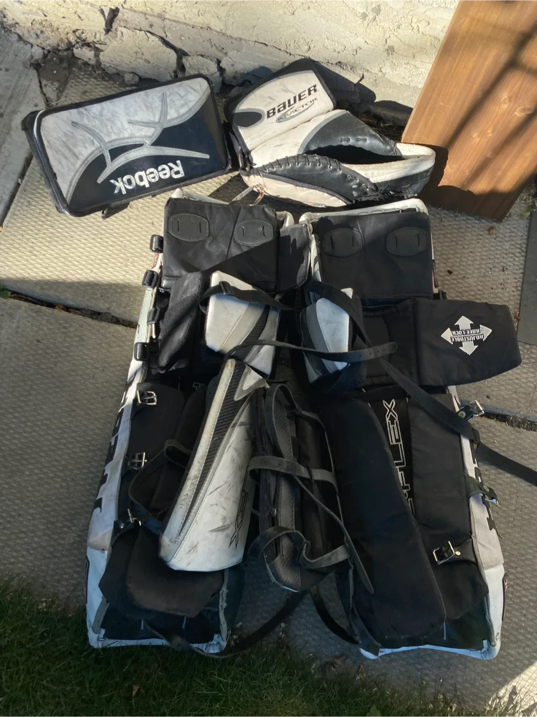 Senior Goalie Equipment Set image indicator(6)