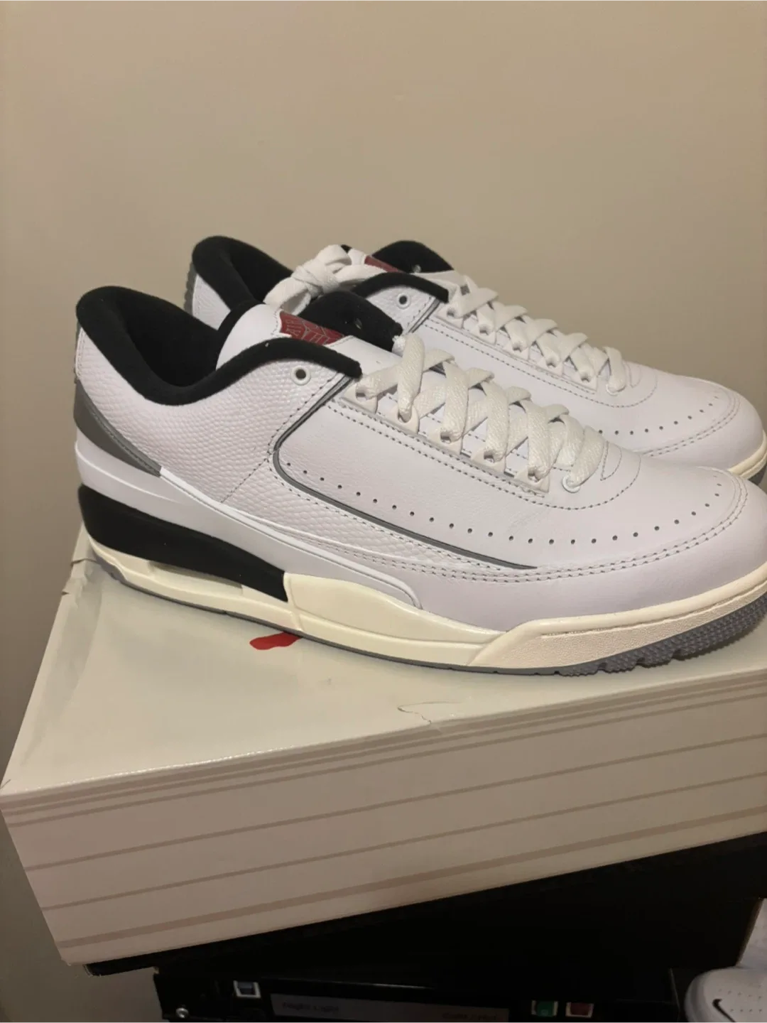 Nike Air Jordan 2 Low White/Black Size 13 image indicator(2)