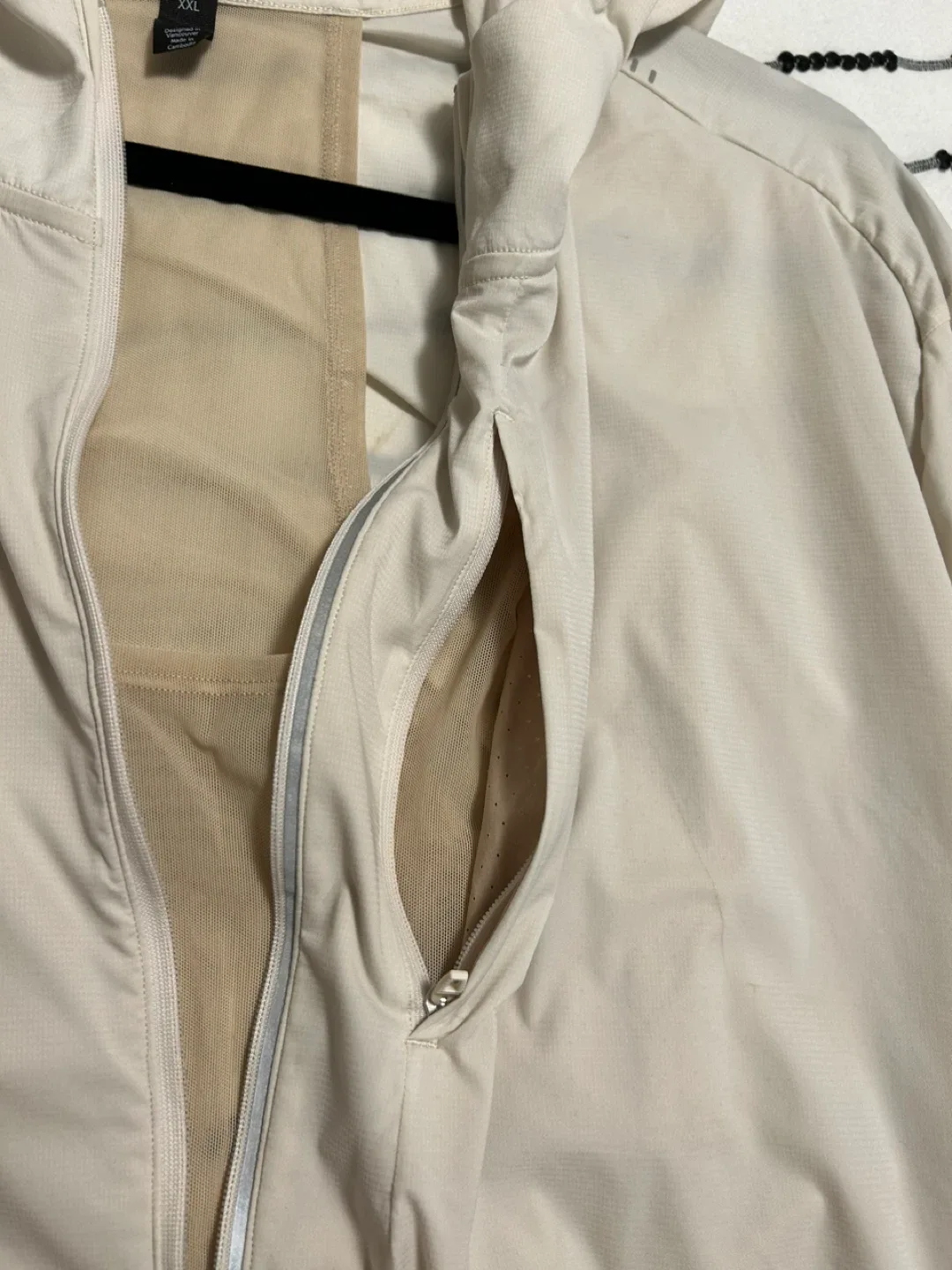 XXL Beige Windbreaker lulu lemon Jacket image indicator(4)