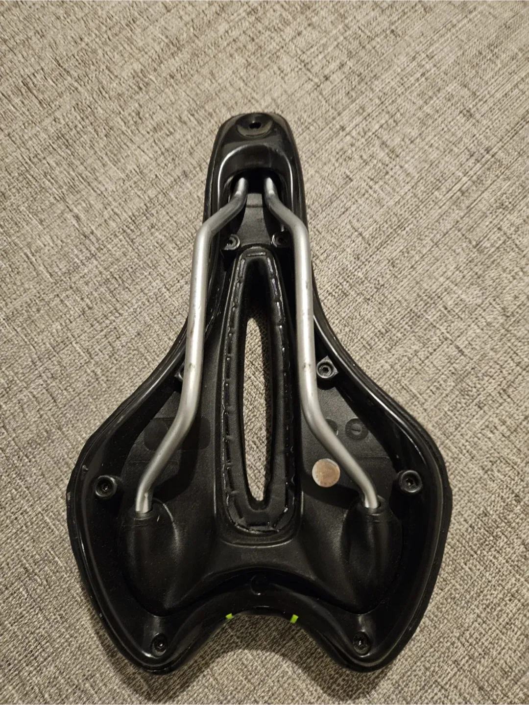 Nazu Bike Seat - Black & Green image indicator(5)