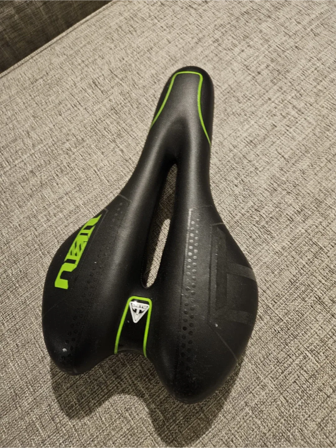 Nazu Bike Seat - Black & Green image indicator(3)