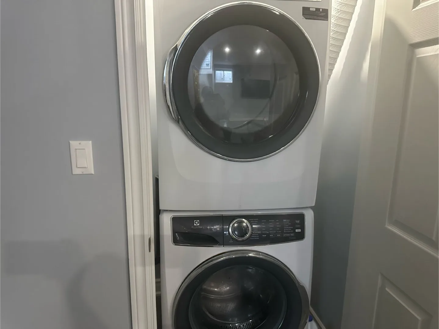 2 rooms for rent with 2 parking avail.  Avail from nov1 image indicator(6)