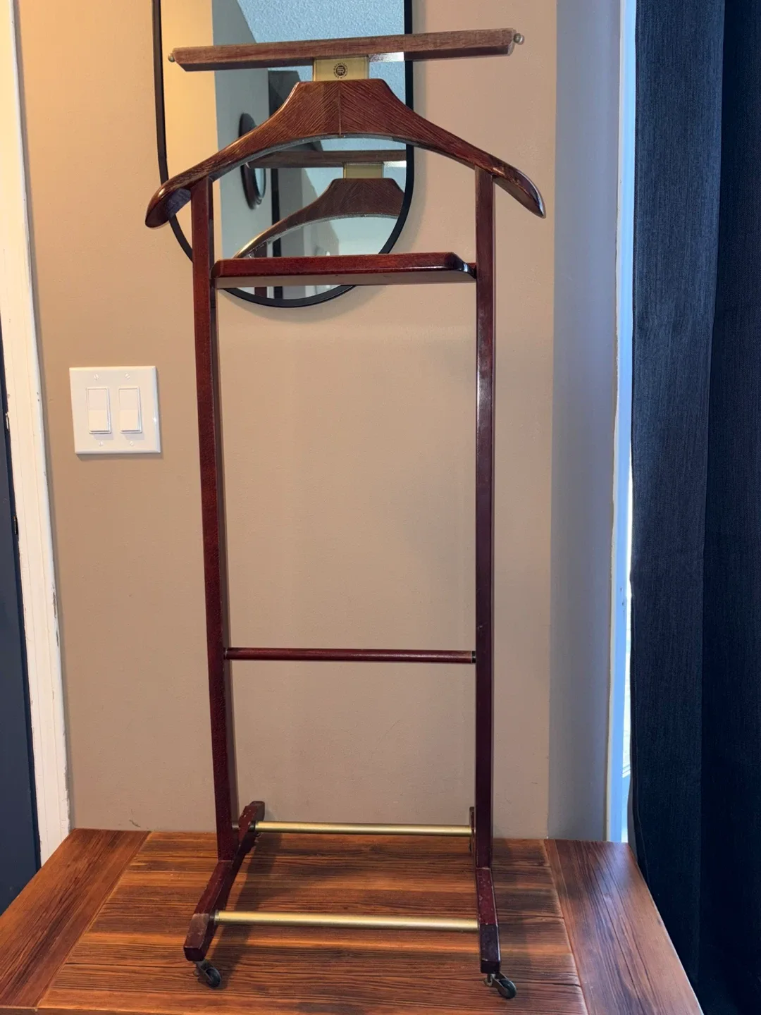 Vintage Italian made Brevettato timber and brass gents valet image indicator(3)