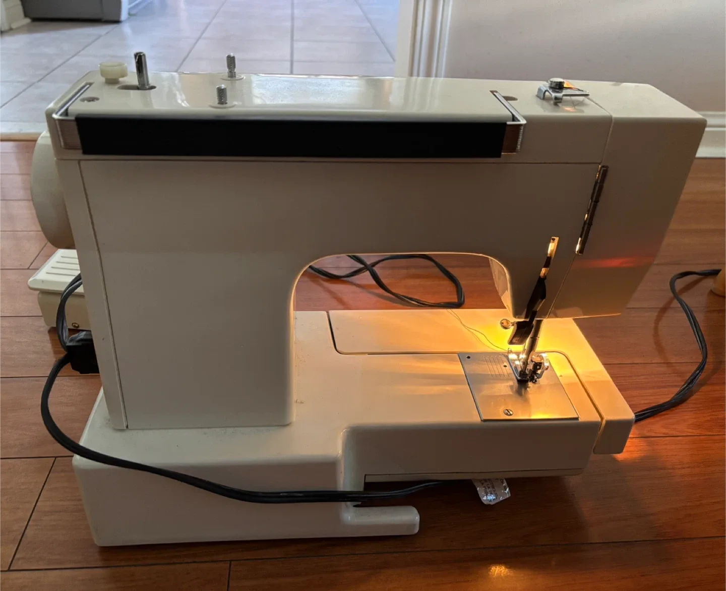 White Sewing Machine (with motor) - made in USA image indicator(3)