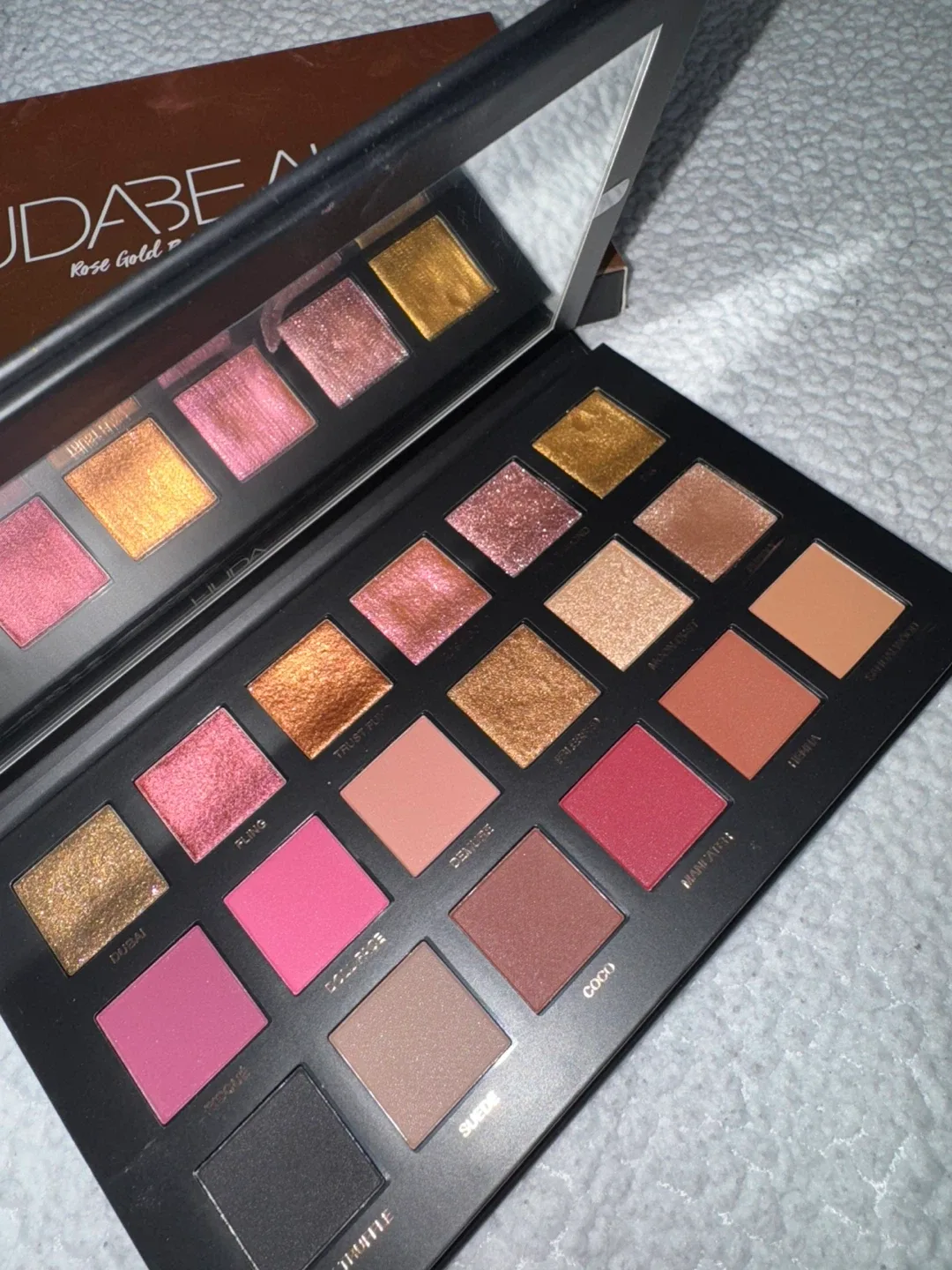 Huda Beauty Rose Gold Remastered Eyeshadow Palette image indicator(6)