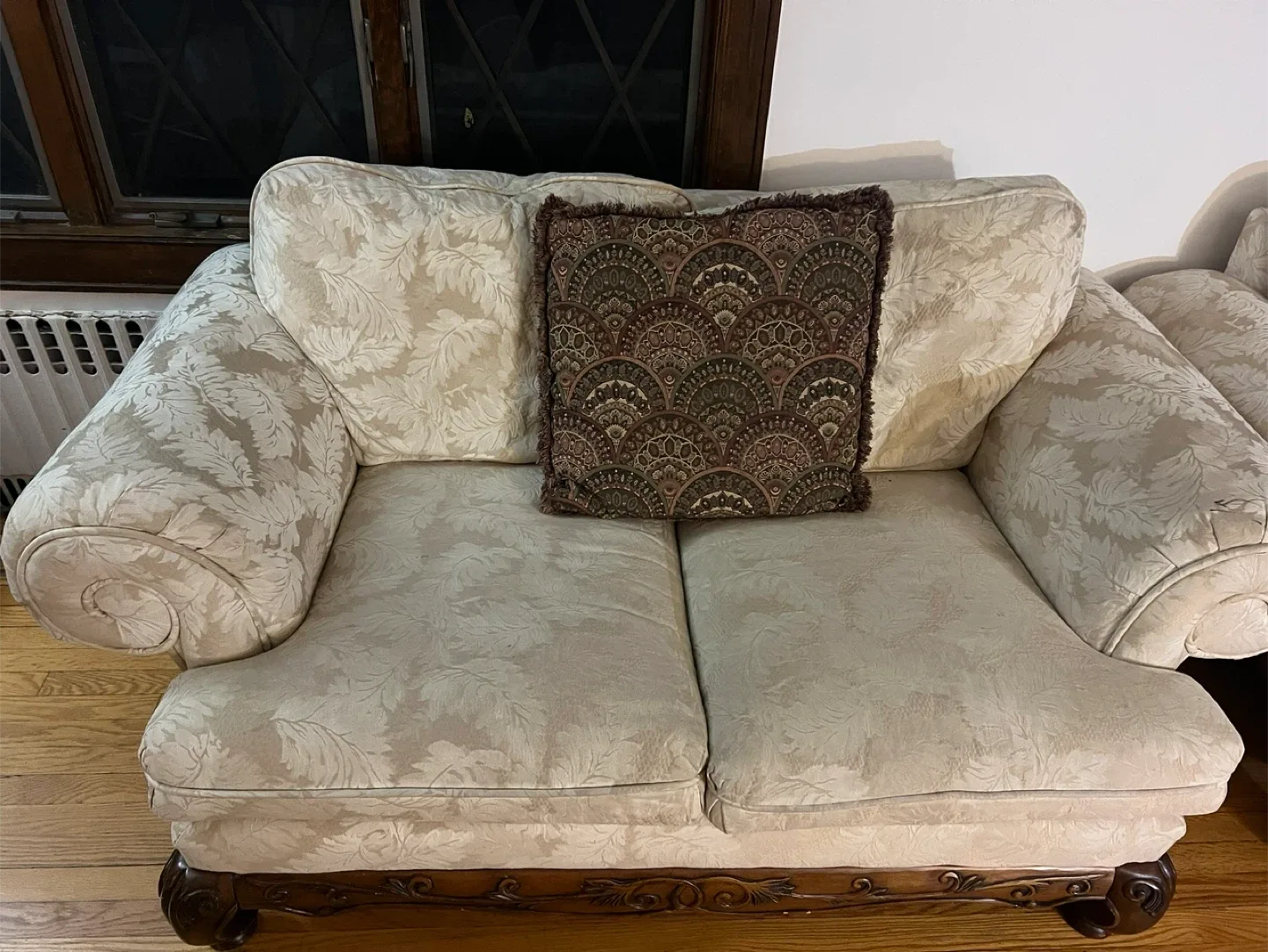 Small floral Patterned Sofa - 70"x42"x33" image indicator(2)