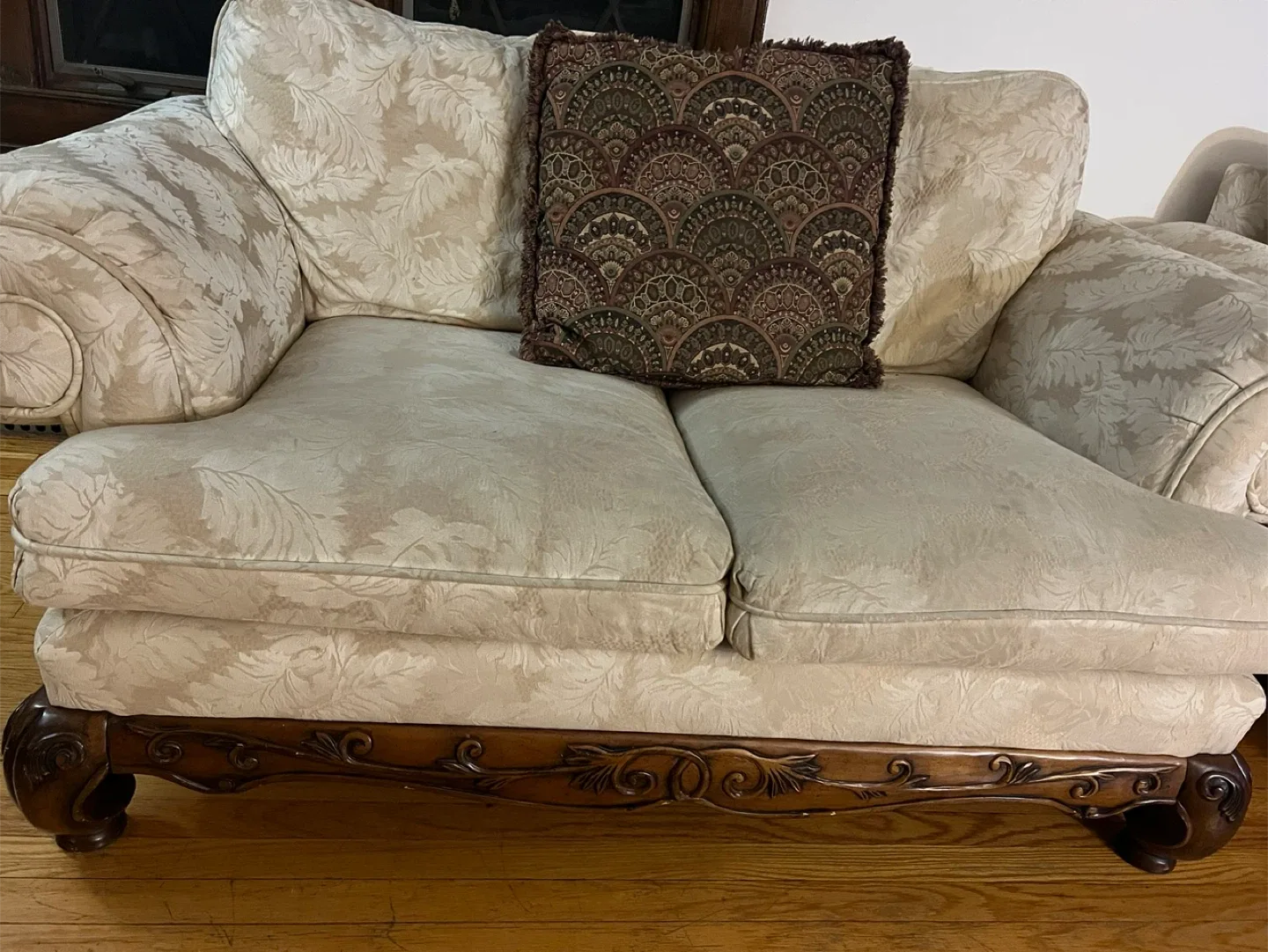 Small floral Patterned Sofa - 70"x42"x33" image indicator(3)