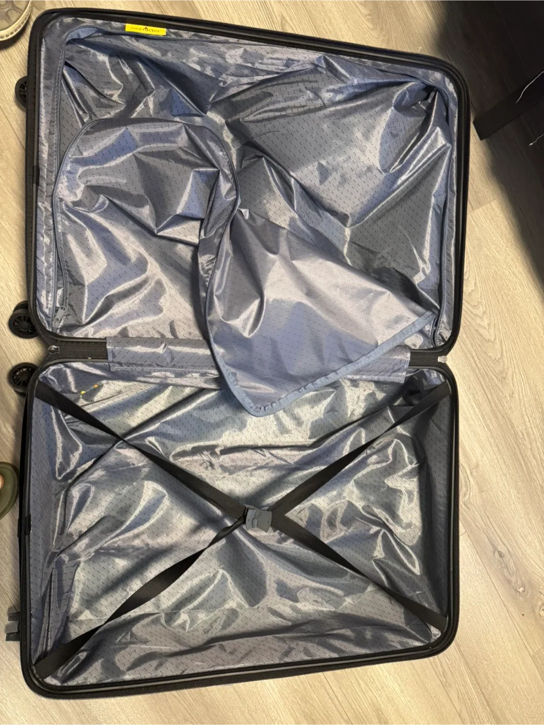 Large Suitcase (72H x 48L x 30W) image indicator(3)